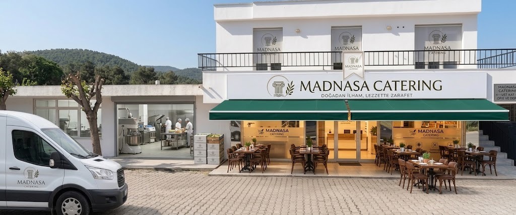 Madnasa Ev Yemekleri, Kızılağaç Ata Caddesi — önünde masalar ve mutfak